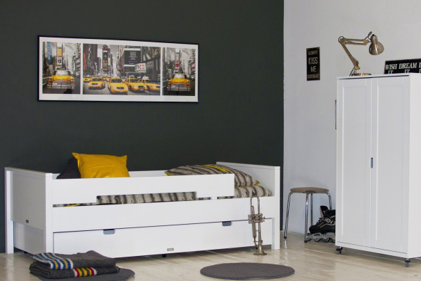 Dit kinderbed met slaaplade is een bed voor alle leeftijden. Met de uitvalbeveiliging aan de voorkant een veilig kinderbed. Zonder de uitvalbeveiliging een hip tienerbed.
